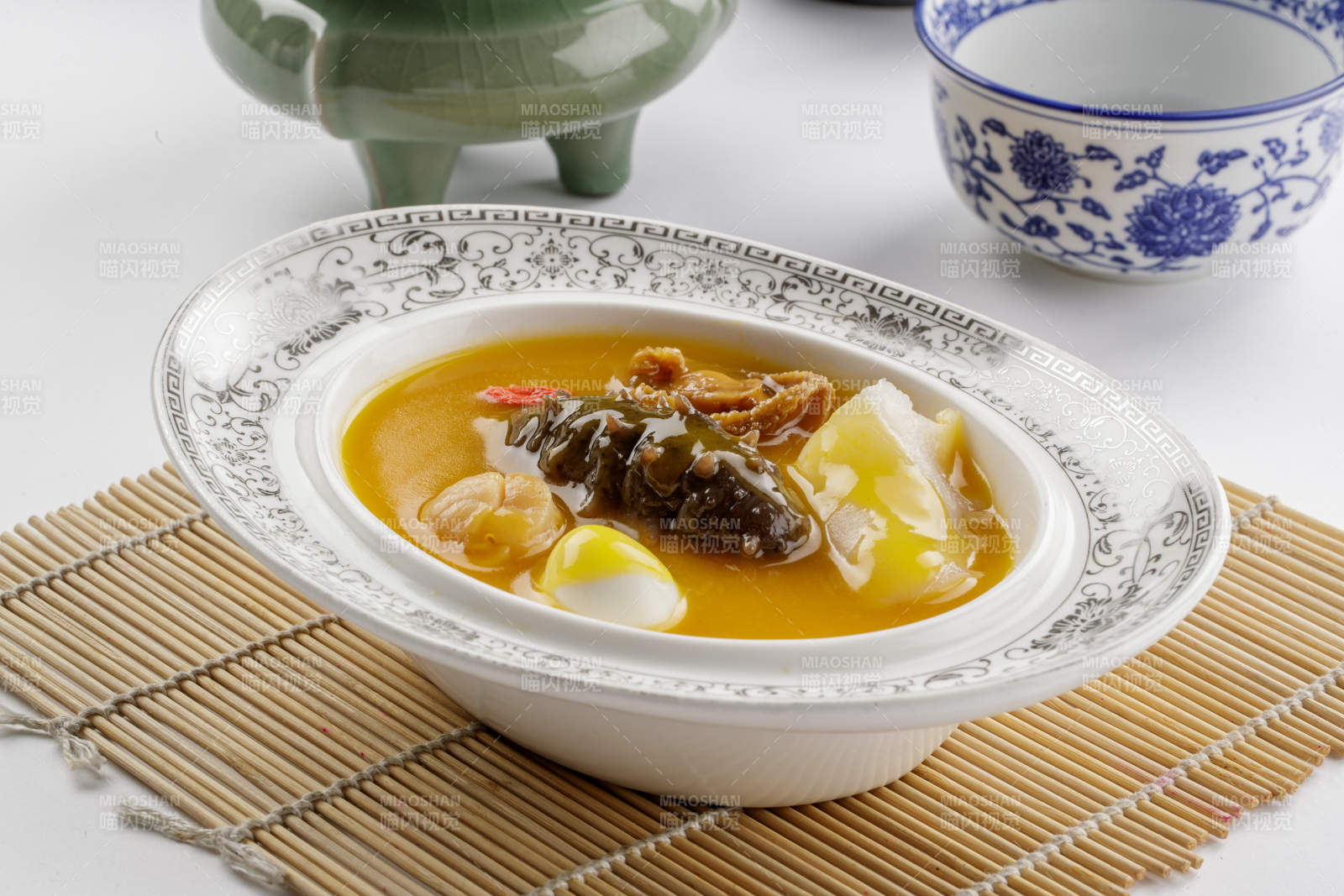 精美餐具装的浓汤四宝图片