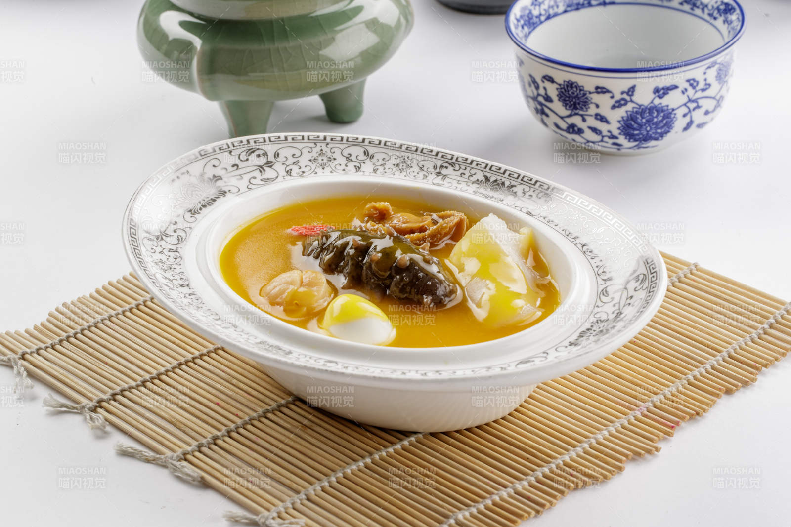 精美餐具装的浓汤四宝图片