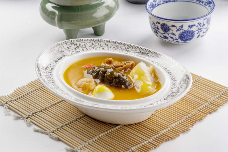 精美餐具装的浓汤四宝图片