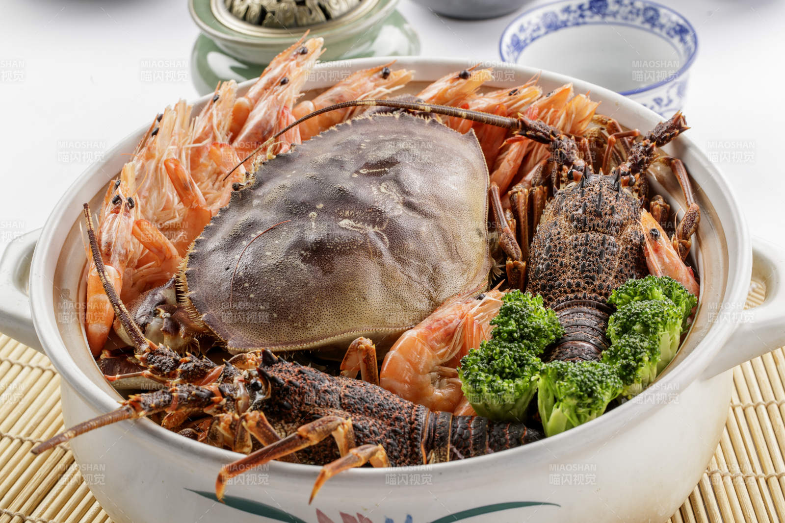 大瓷盆装的浓汤海鲜烩图片