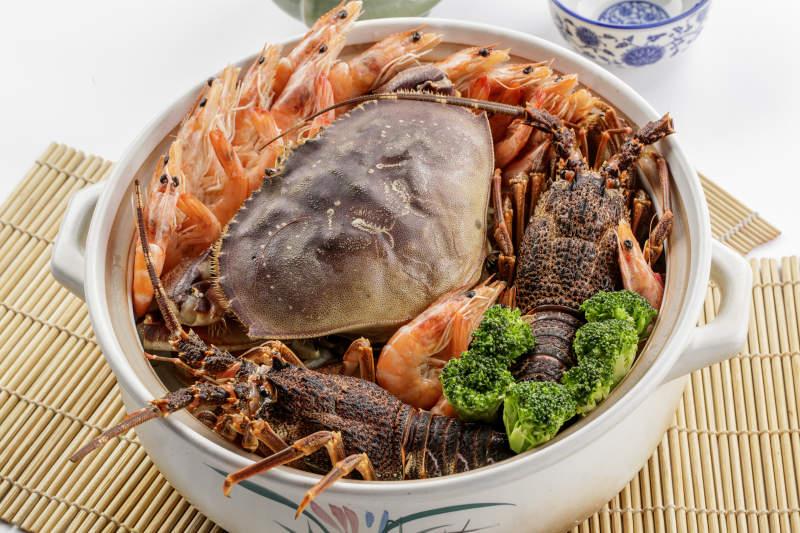 大瓷盆装的浓汤海鲜烩图片