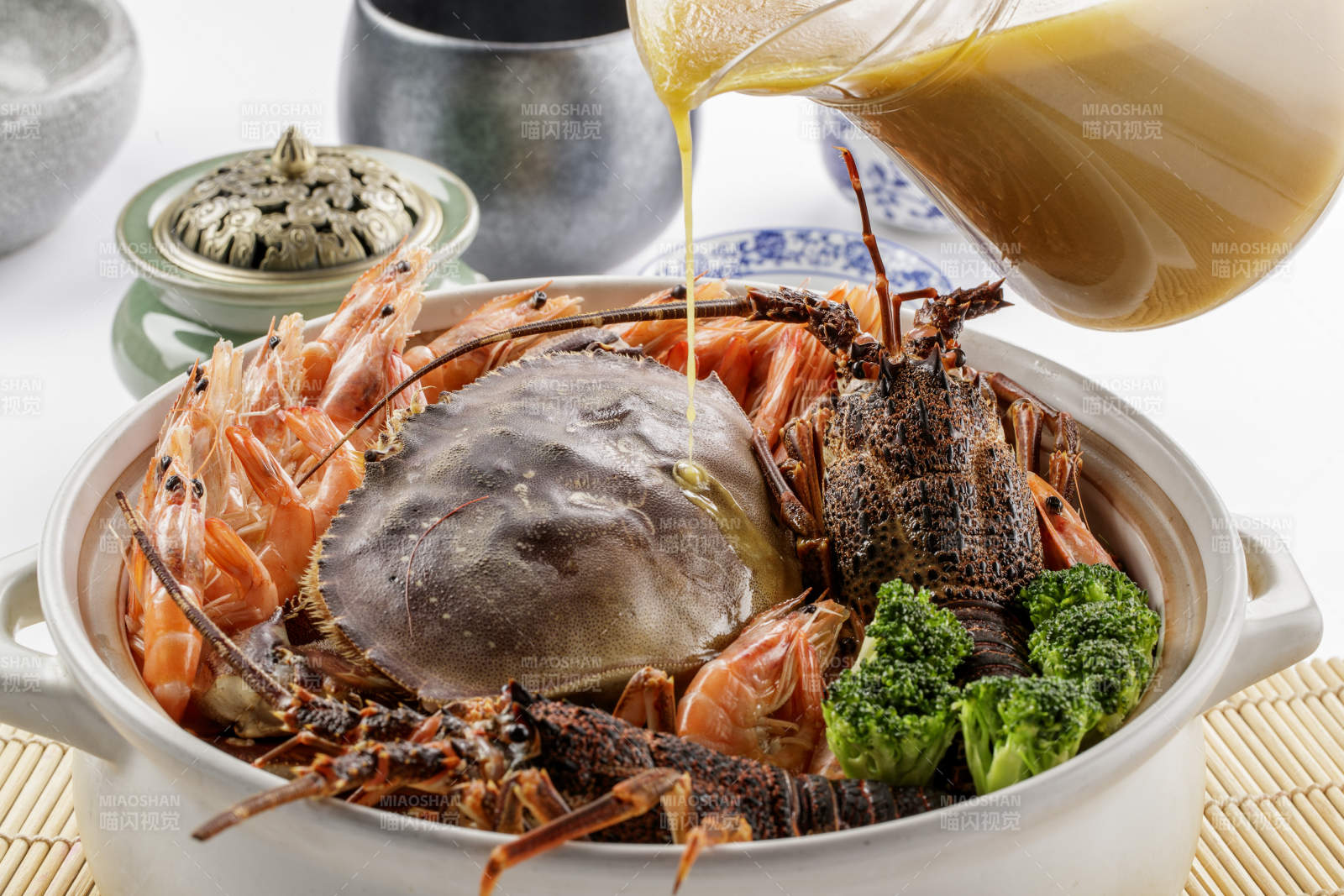 大瓷盆装的浓汤海鲜烩图片