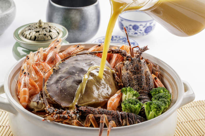 大瓷盆装的浓汤海鲜烩图片