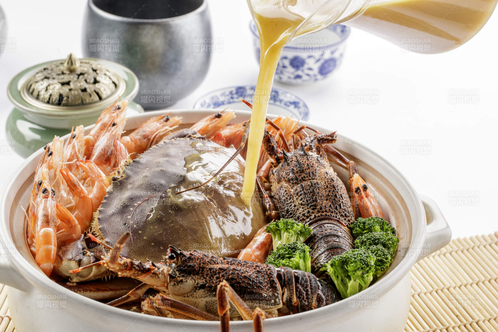 大瓷盆装的浓汤海鲜烩图片