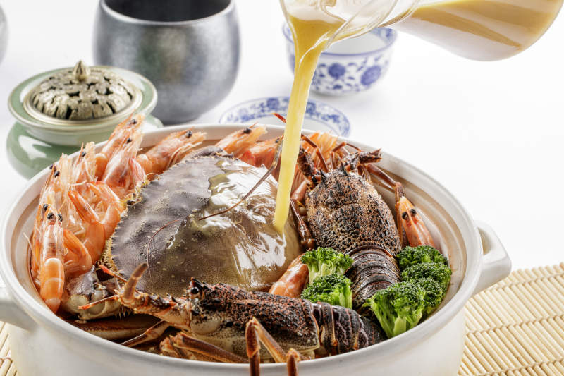 大瓷盆装的浓汤海鲜烩图片