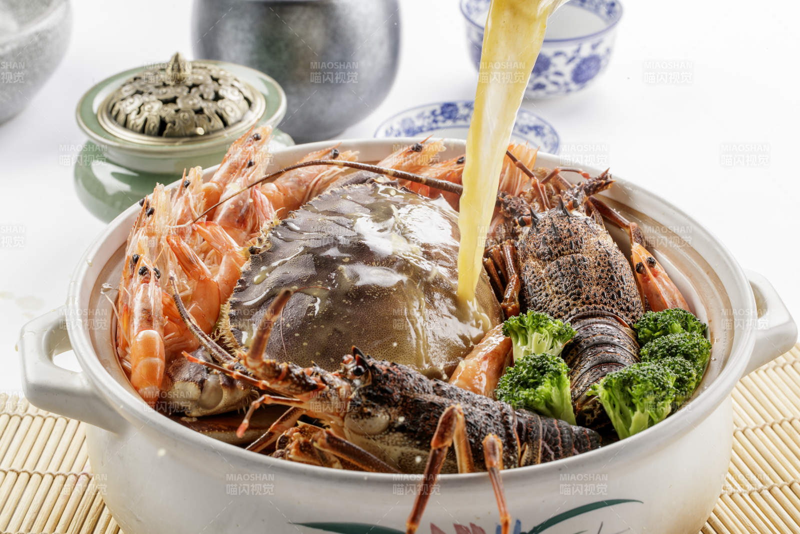 大瓷盆装的浓汤海鲜烩图片