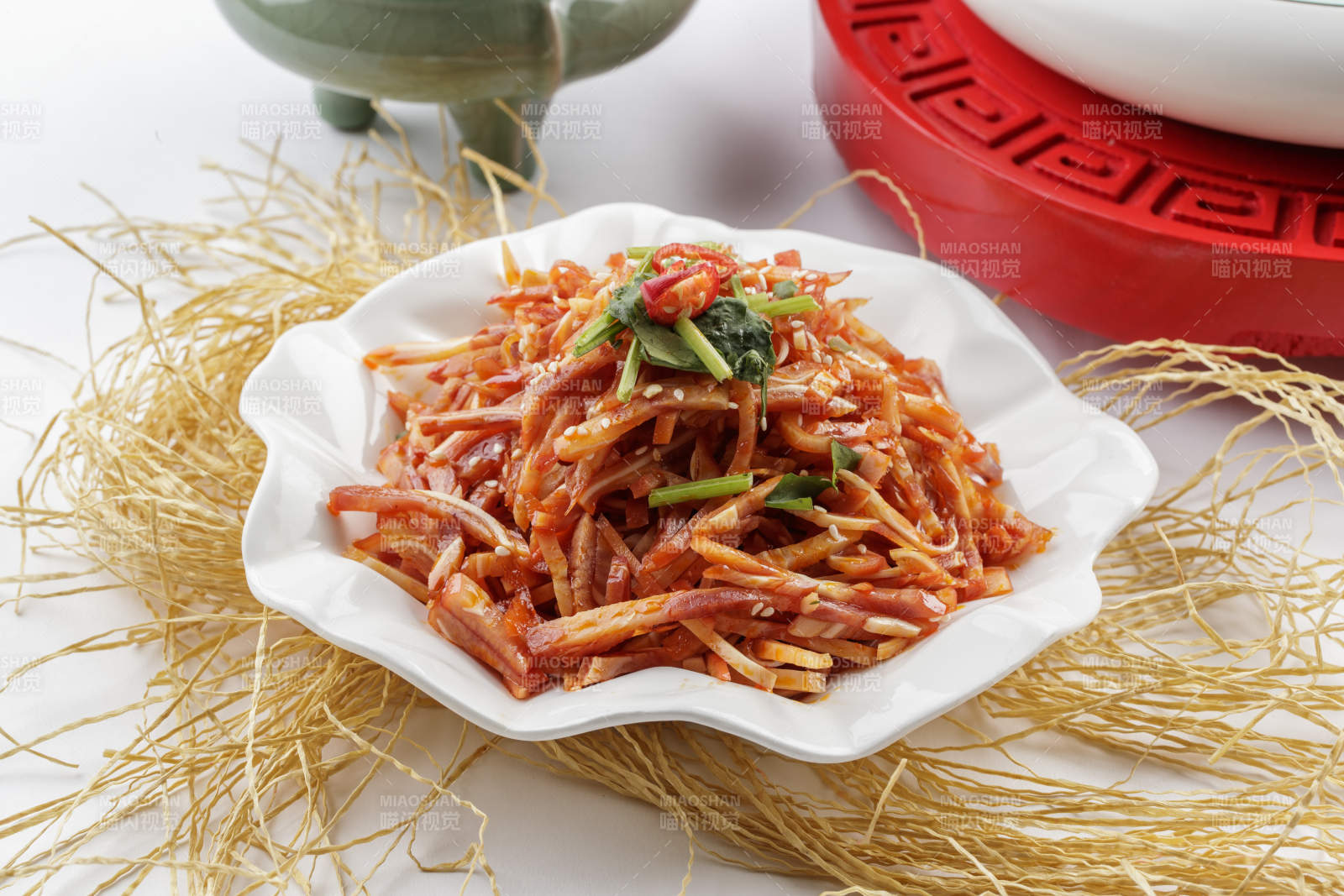 白色瓷盘装的凉拌猪耳图片