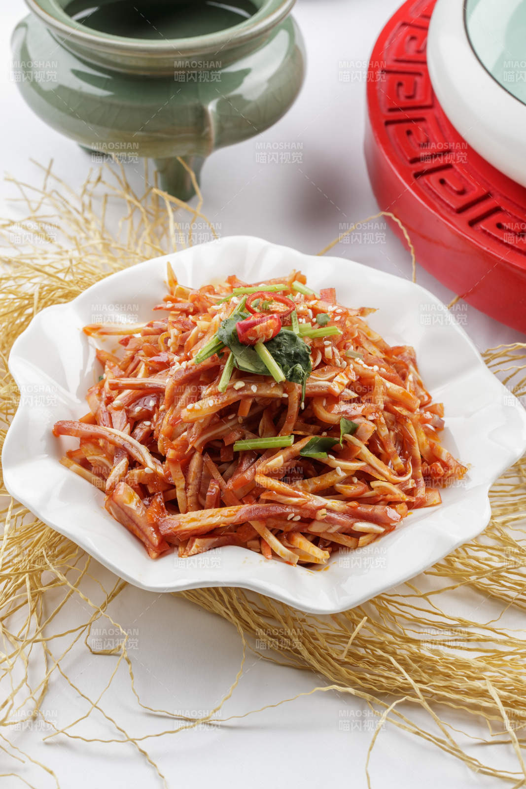 白色瓷盘装的凉拌猪耳图片