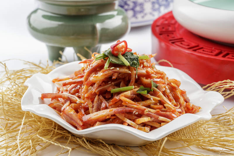 白色瓷盘装的凉拌猪耳图片