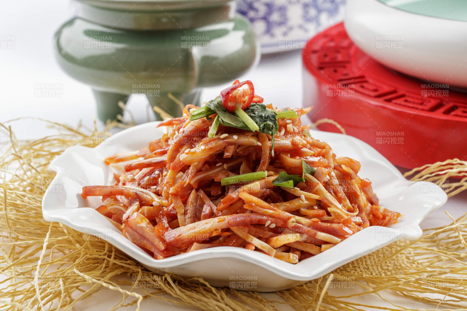 白色瓷盘装的凉拌猪耳图片