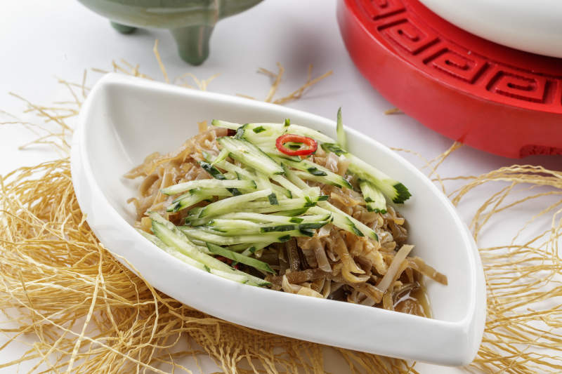 白色瓷盘装的凉拌猪肚丝图片