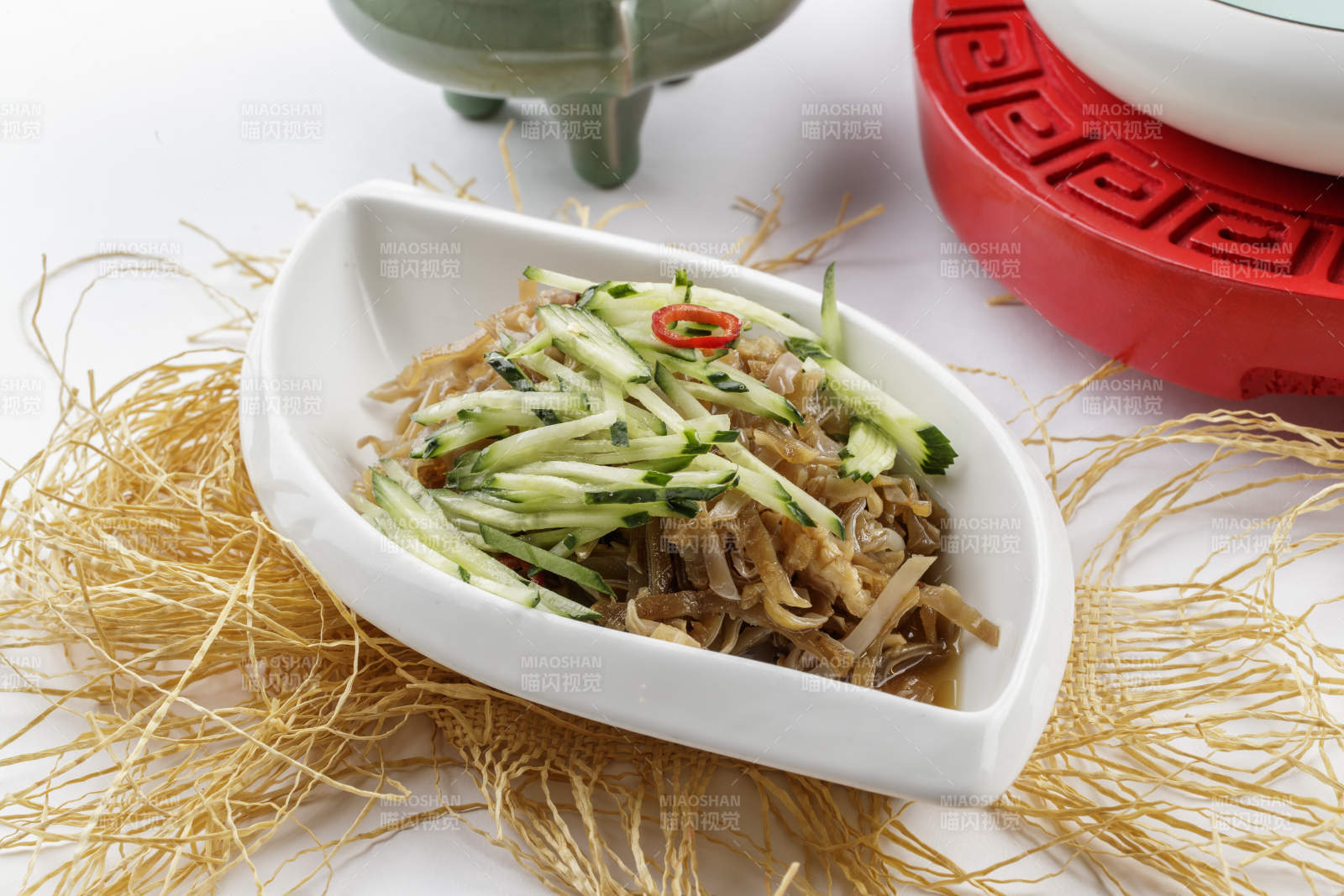 白色瓷盘装的凉拌猪肚丝图片