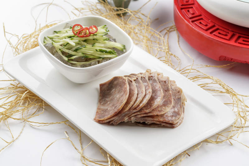 白色瓷盘装的五香牛建切片图片