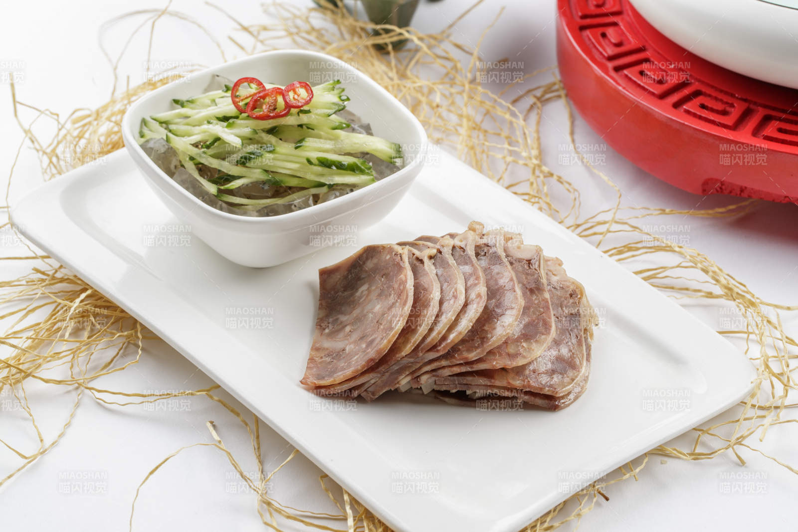 白色瓷盘装的五香牛建切片图片