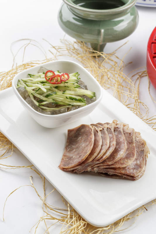 白色瓷盘装的五香牛建切片图片