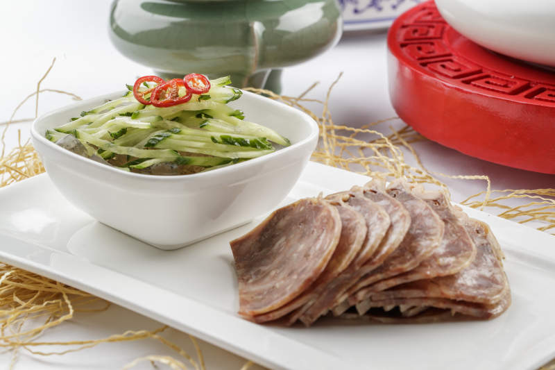 白色瓷盘装的五香牛建切片图片