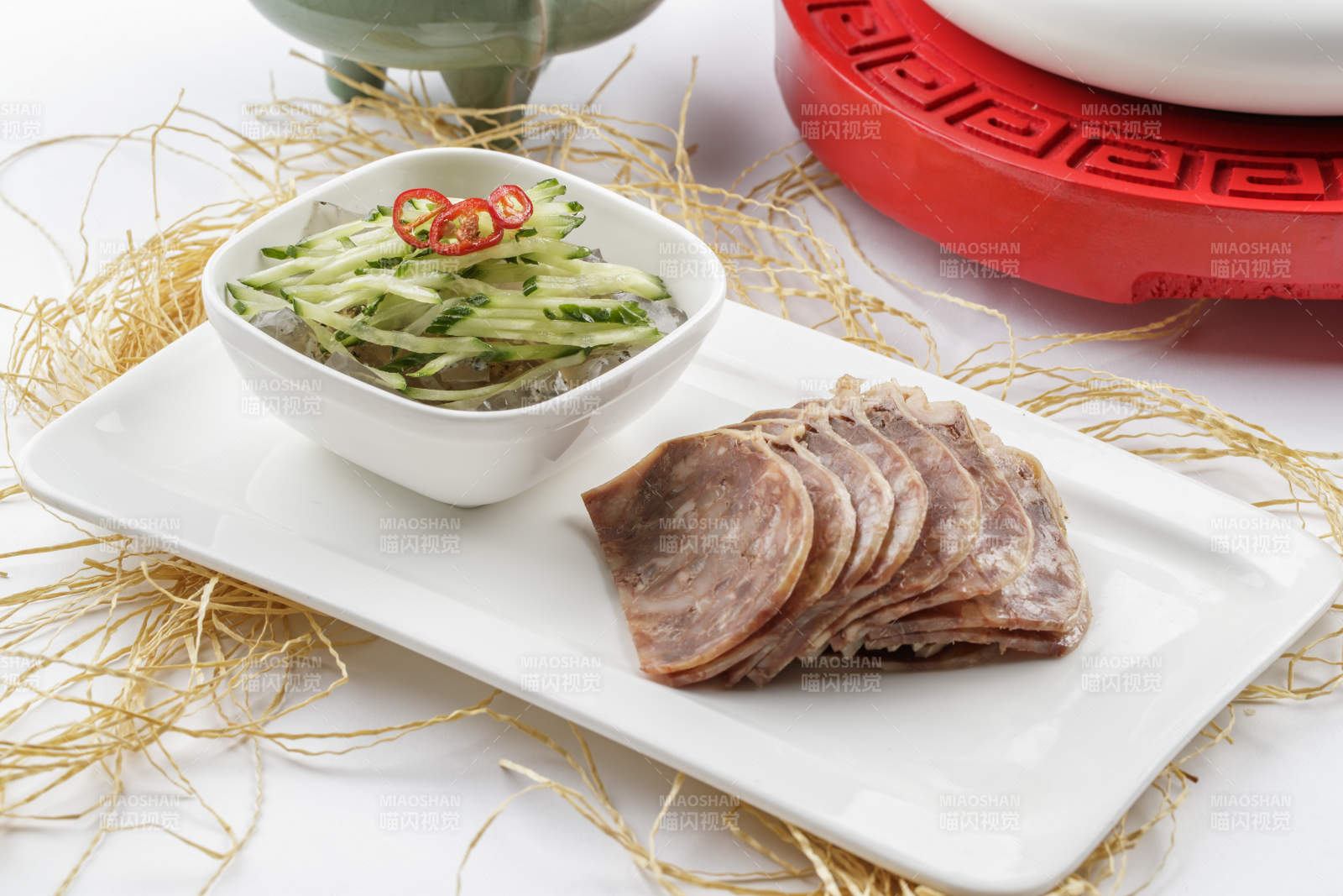 白色瓷盘装的五香牛建切片图片