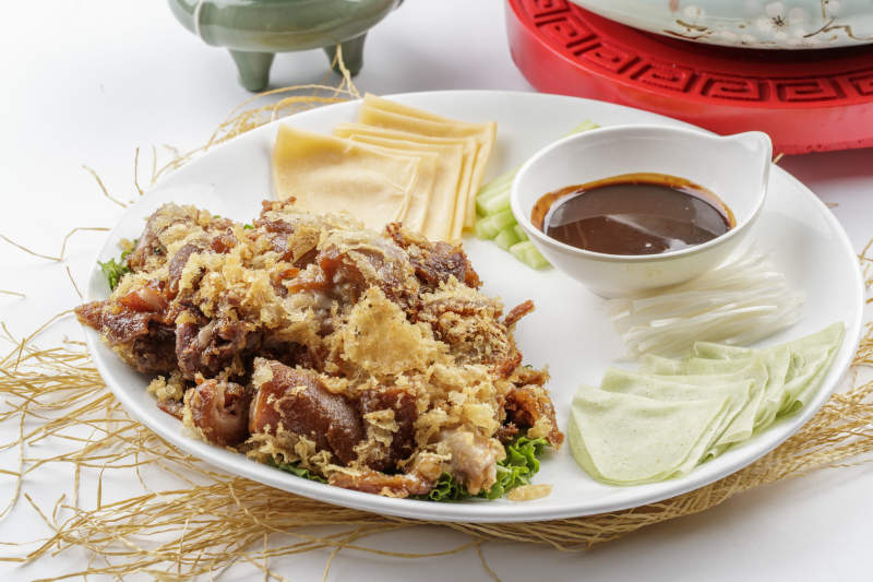 饼卷干炸猪肘肉图片