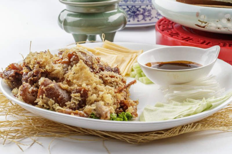 饼卷干炸猪肘肉图片