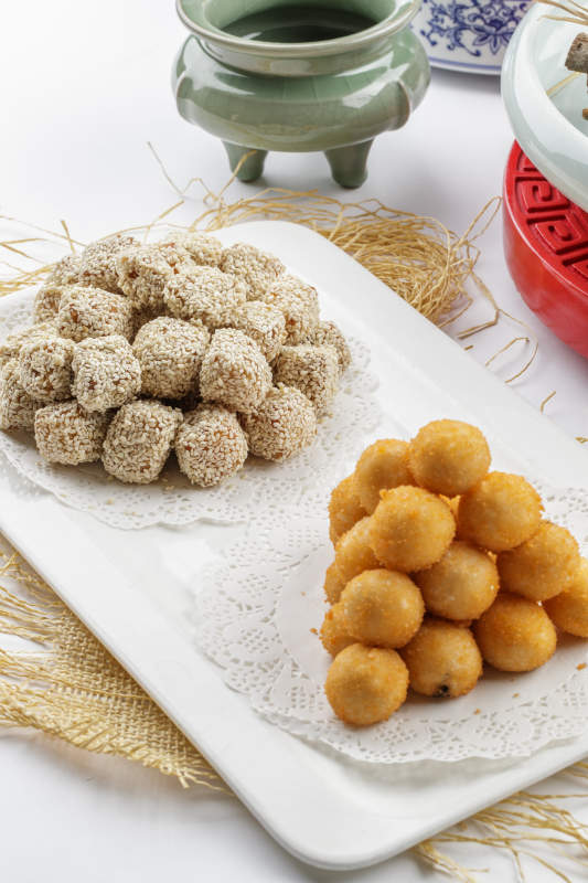 白色瓷盘装的油炸双拼图片