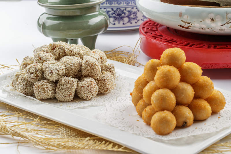 白色瓷盘装的油炸双拼图片