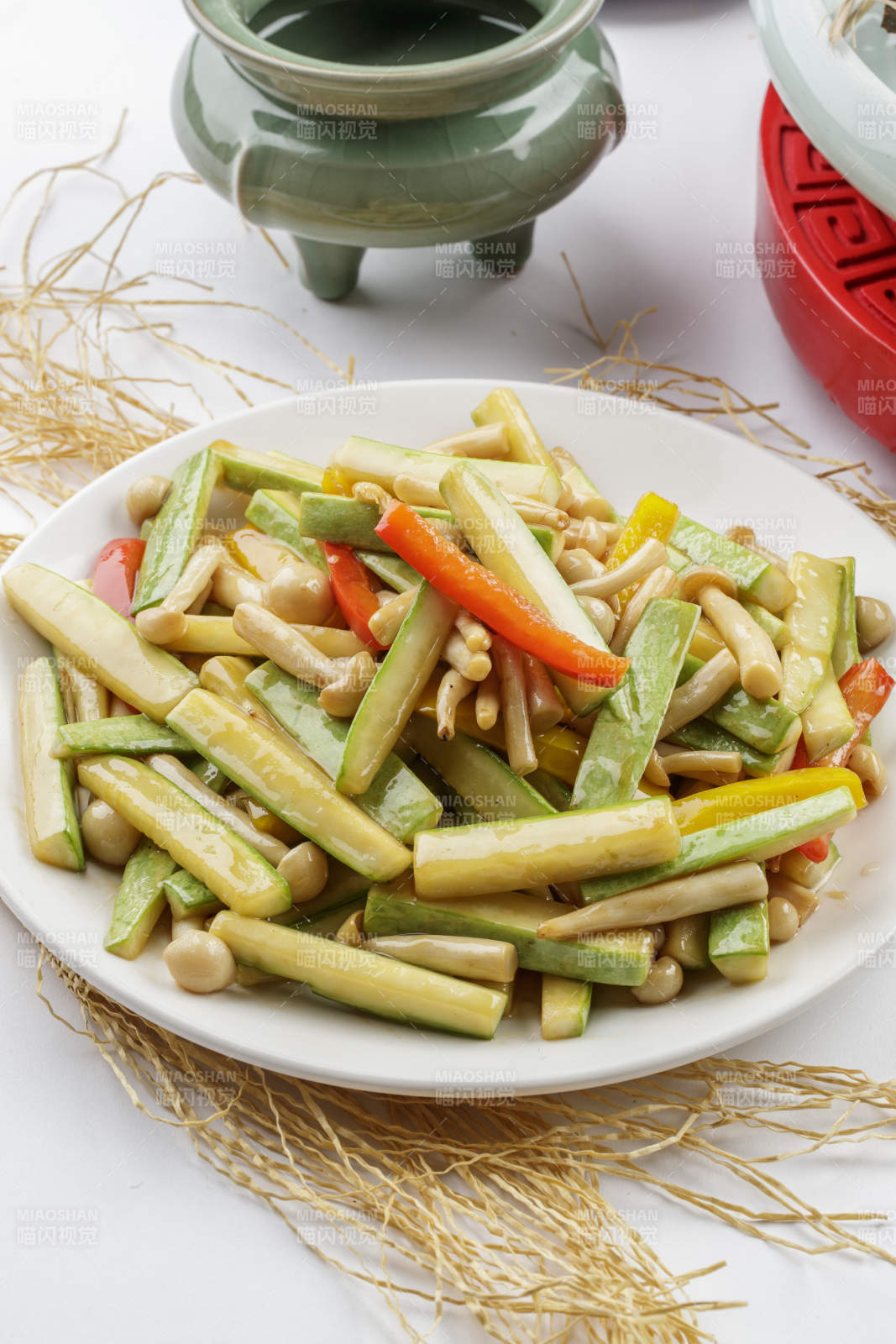 彩椒乳瓜小炒海鲜菇图片