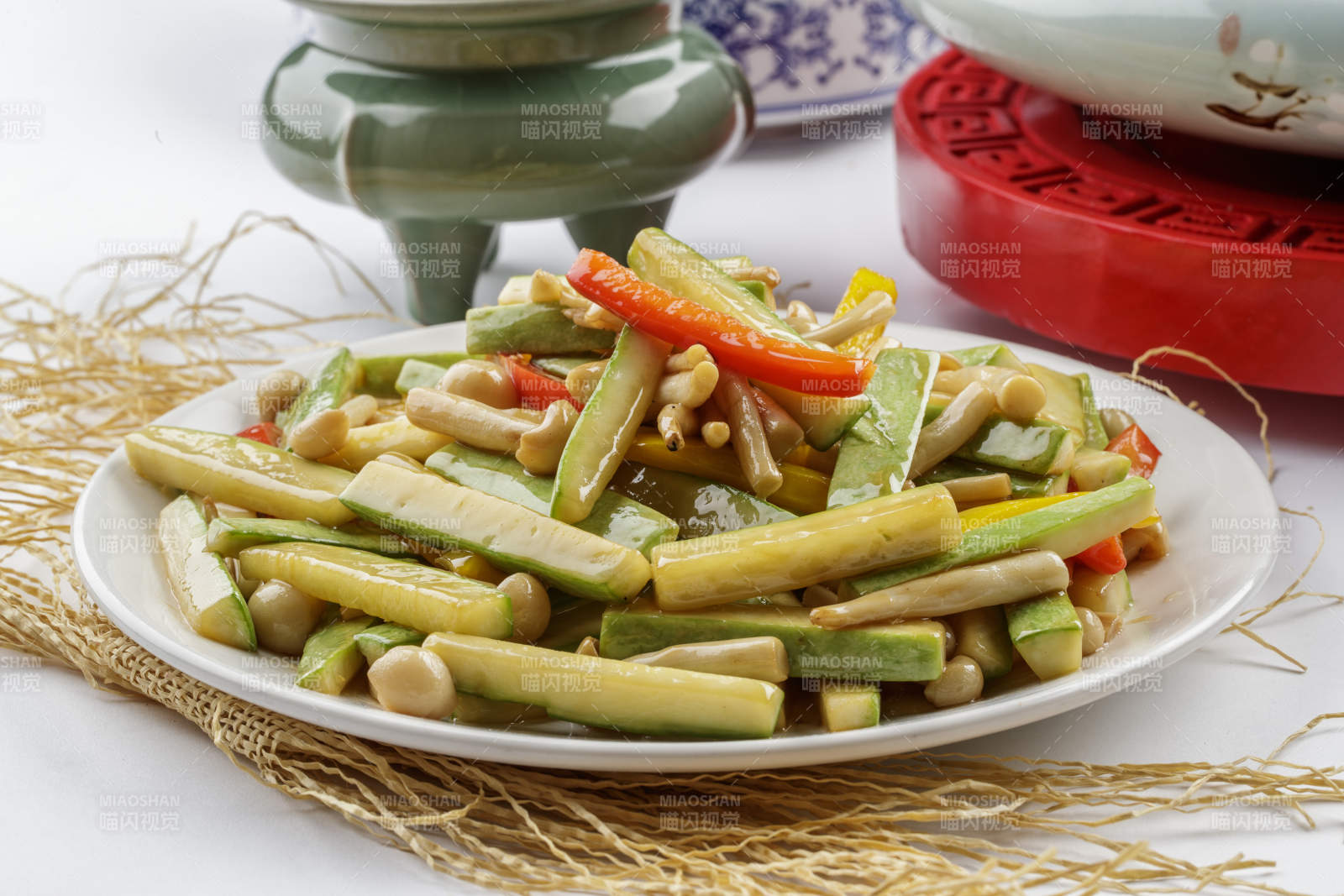 彩椒乳瓜小炒海鲜菇图片