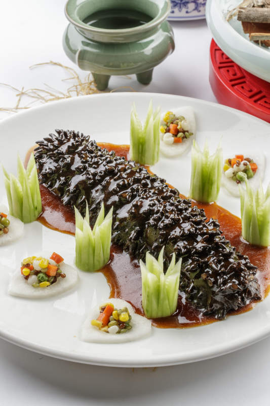 精美餐具装的山珍菌酱寿桃梅花参图片