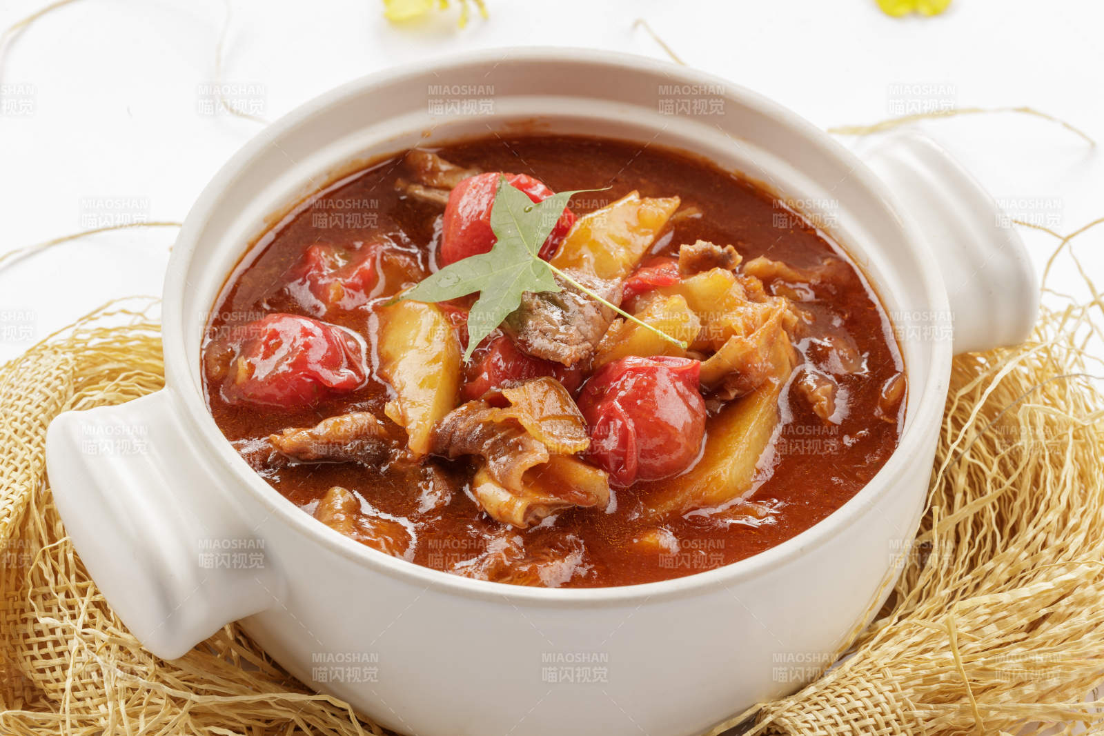 白色砂锅装的番茄土豆炖牛腩图片