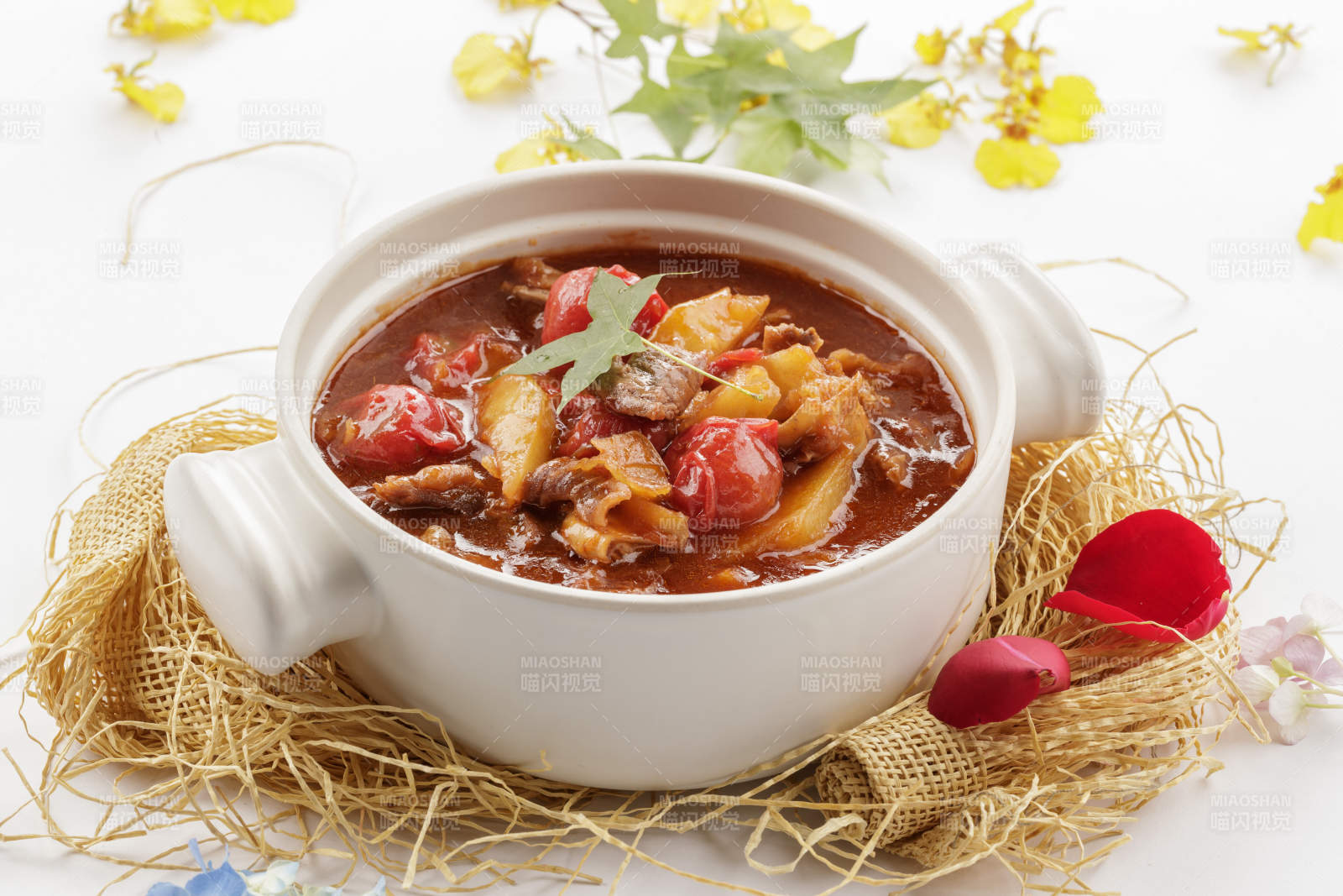白色砂锅装的番茄土豆炖牛腩图片