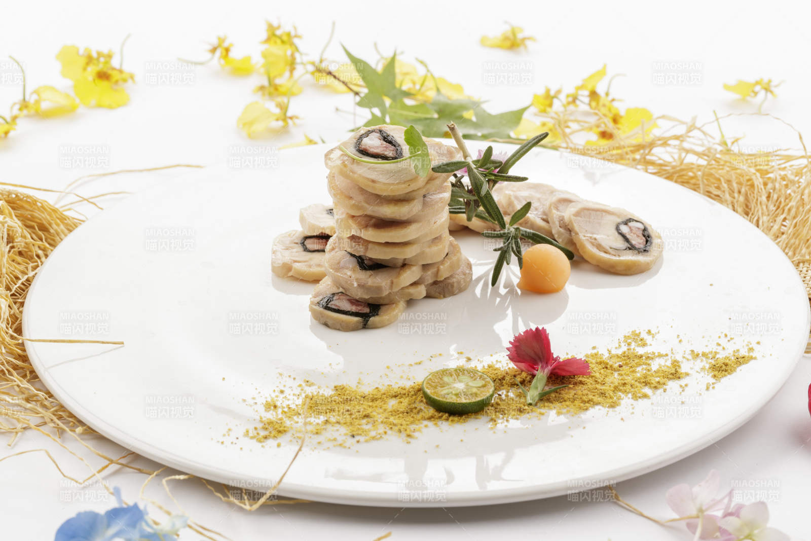 白色瓷盘装的鱿鱼墨鱼香肠卷切片图片