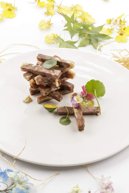 水晶桃仁驴肉摆放在白色背景上图片