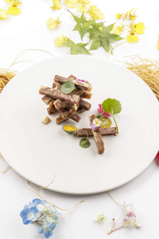 水晶桃仁驴肉摆放在白色背景上图片