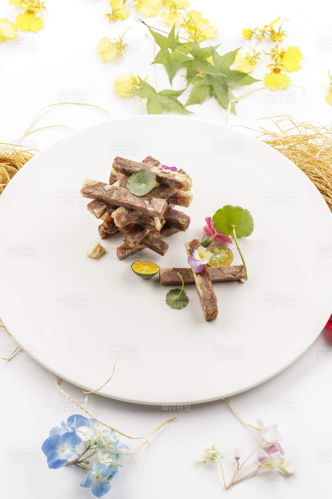 水晶桃仁驴肉摆放在白色背景上图片