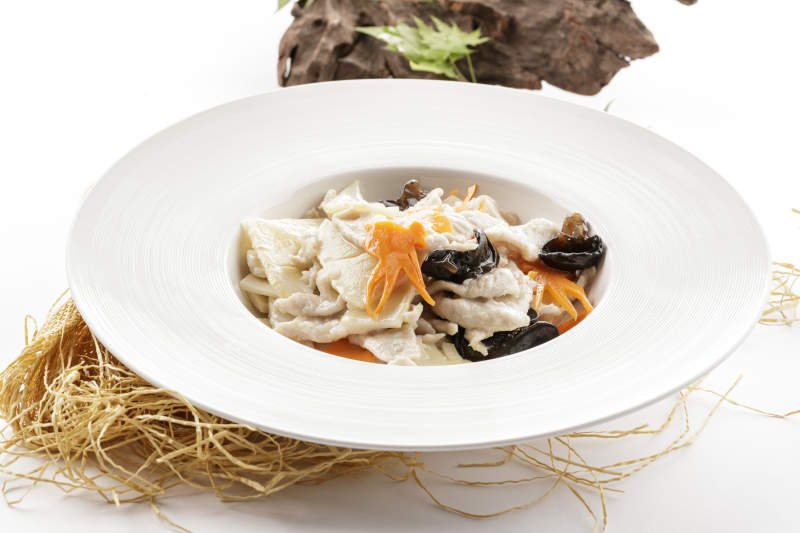 白色瓷盘装的的新派木须肉图片