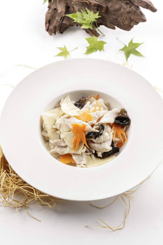 白色瓷盘装的的新派木须肉图片