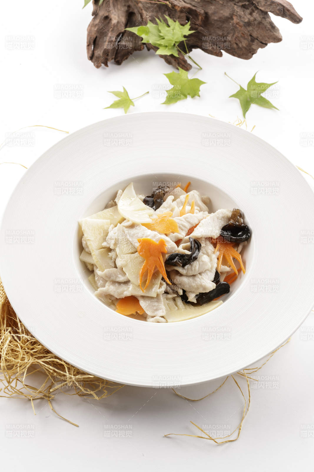 白色瓷盘装的的新派木须肉图片