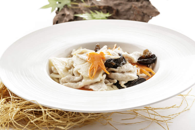 白色瓷盘装的的新派木须肉图片