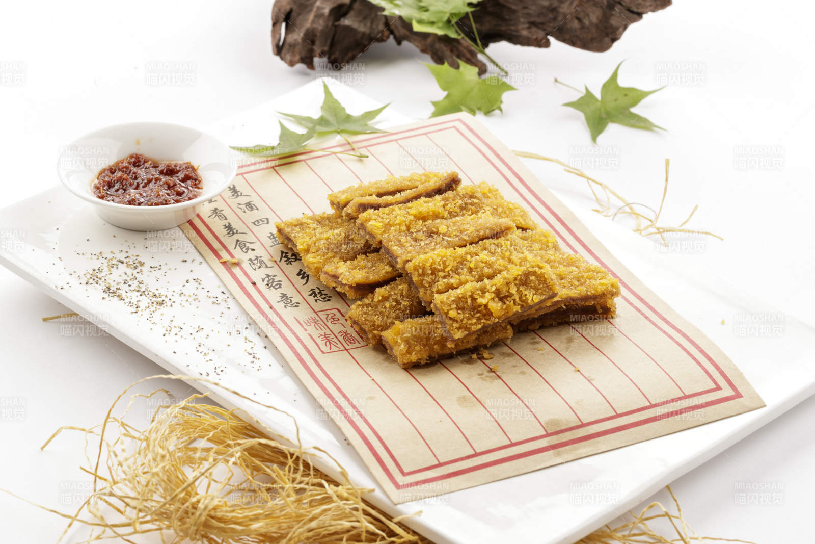 白色瓷盘装的的海派炸鸡排图片