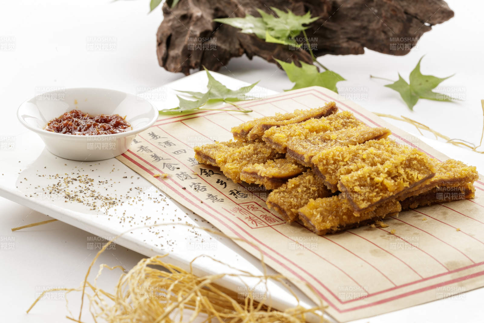 白色瓷盘装的的海派炸鸡排图片