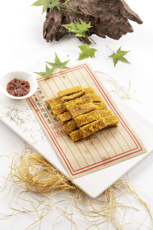 白色瓷盘装的的海派炸鸡排图片