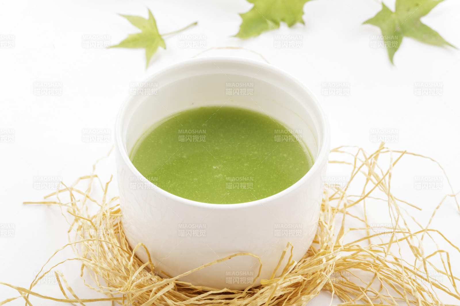 白色瓷汤盅装的翡翠养生汤图片