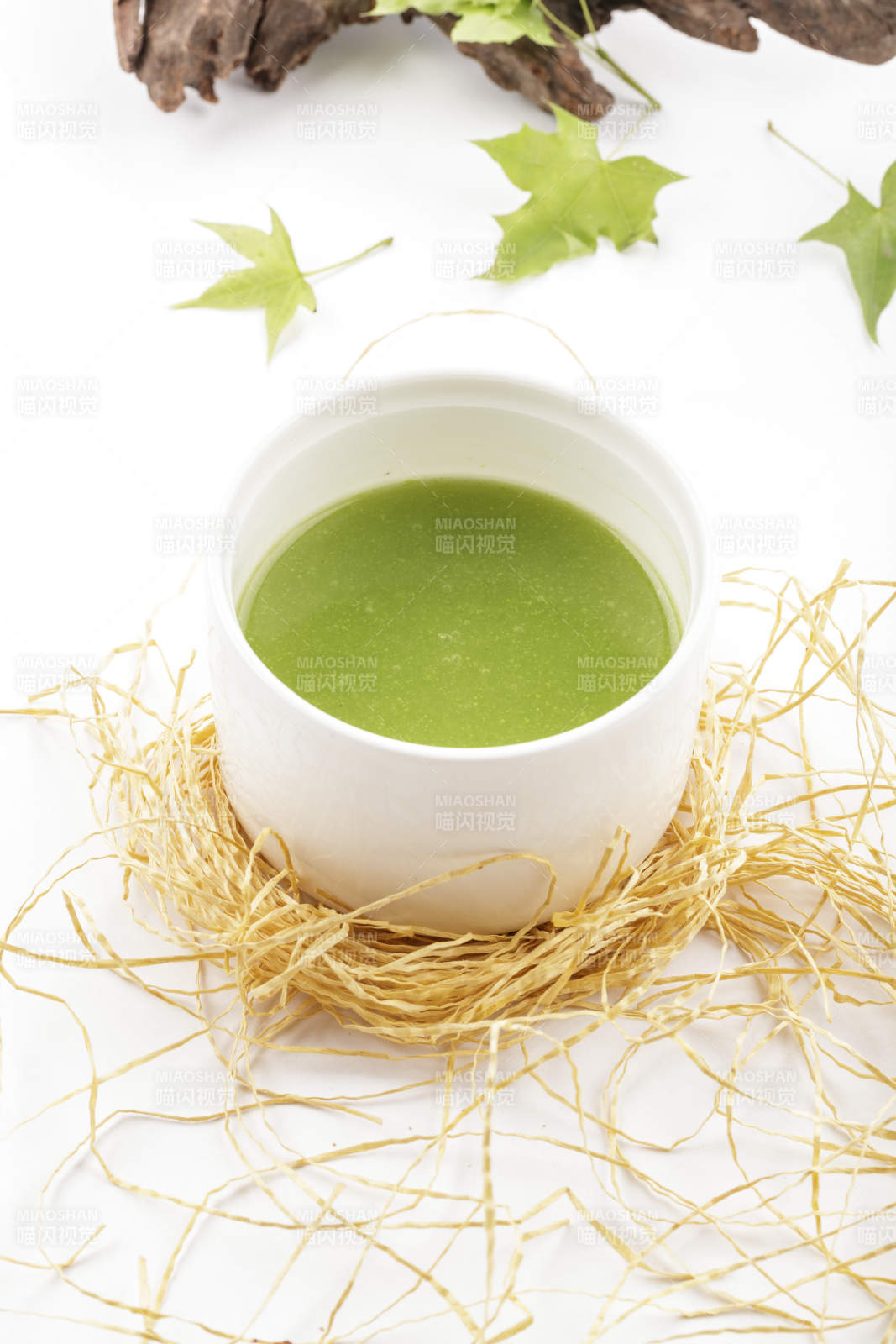 白色瓷汤盅装的翡翠养生汤图片