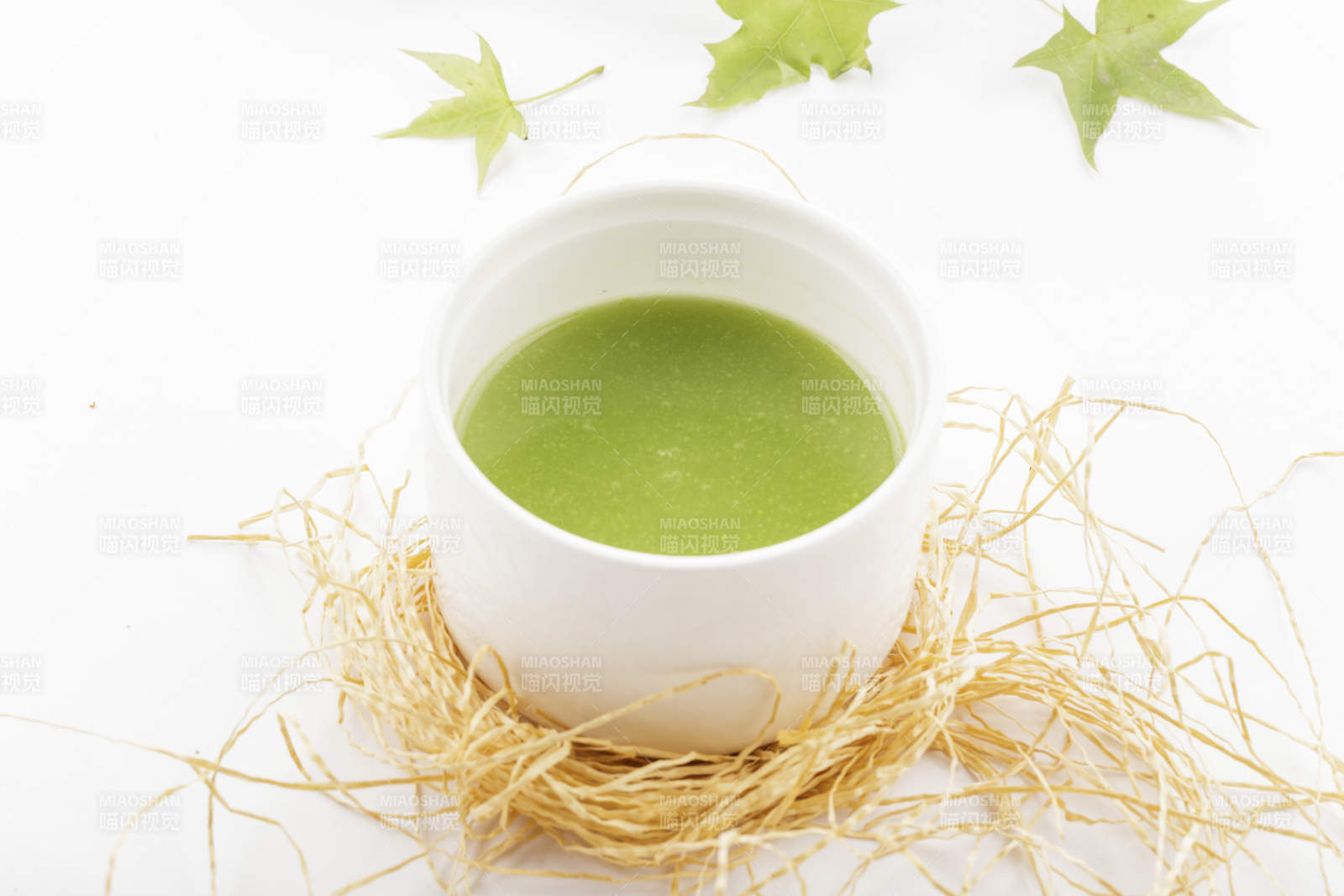 白色瓷汤盅装的翡翠养生汤图片