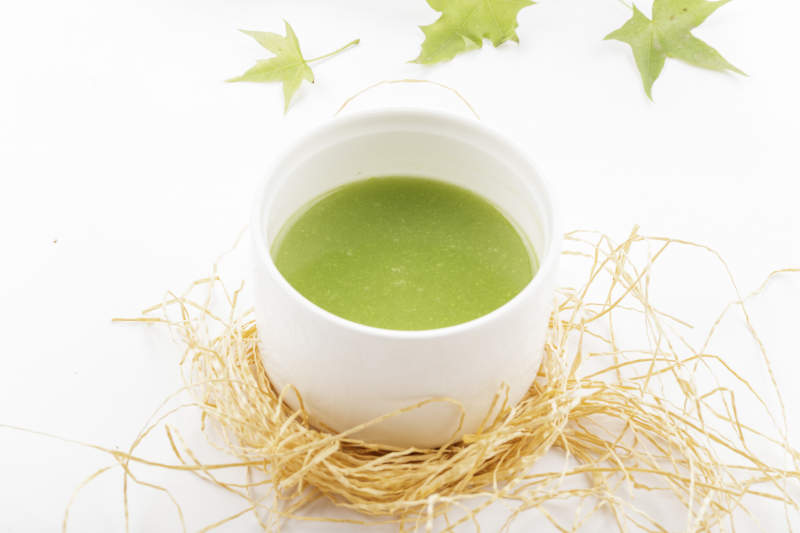 白色瓷汤盅装的翡翠养生汤图片