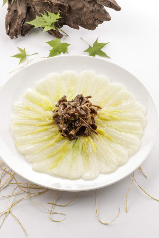 松菇白玉娃娃菜摆放在白色背景上图片