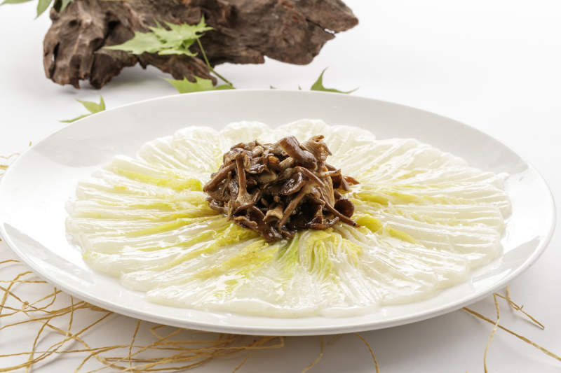 松菇白玉娃娃菜摆放在白色背景上图片