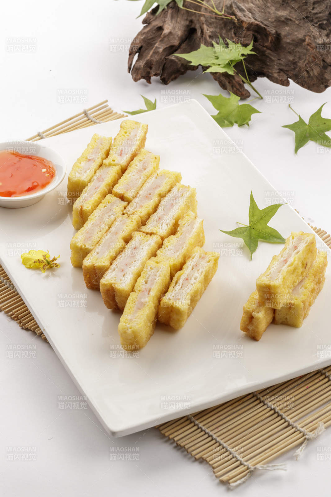 白色瓷盘装的飘香蒸鱼糕图片