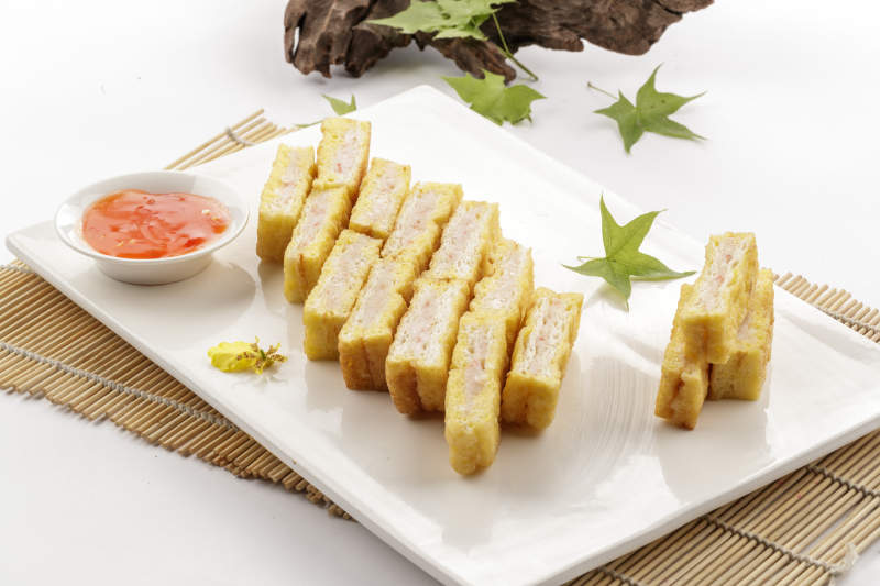 白色瓷盘装的飘香蒸鱼糕图片