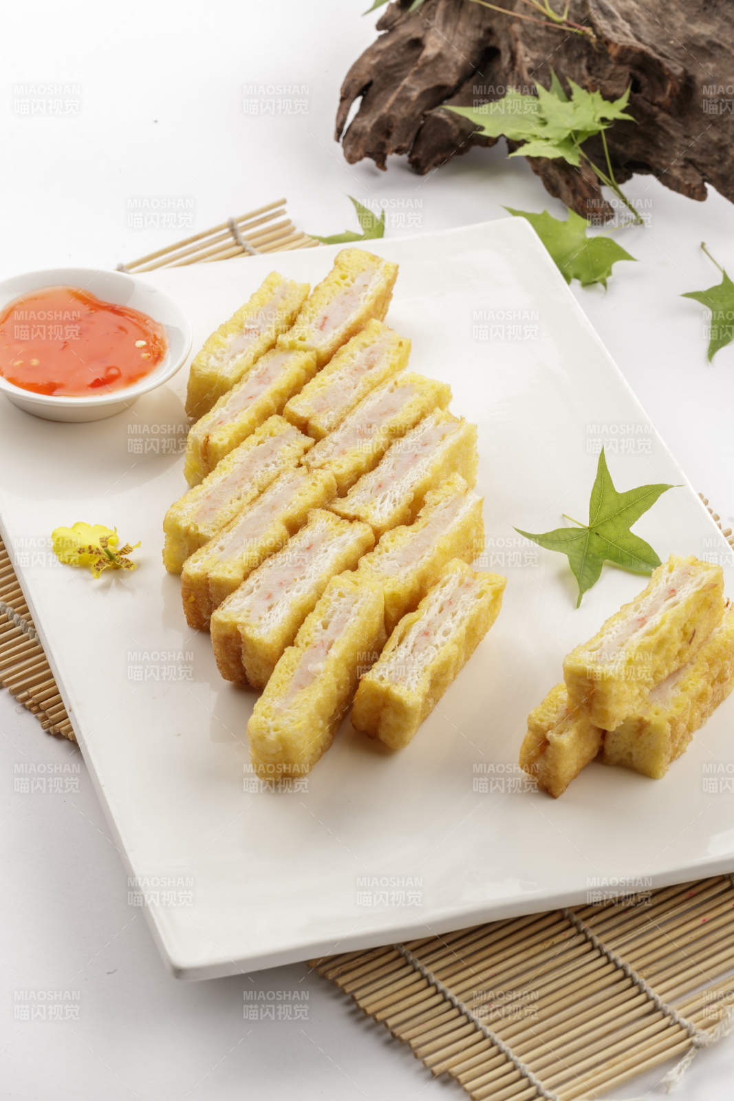 白色瓷盘装的飘香蒸鱼糕图片